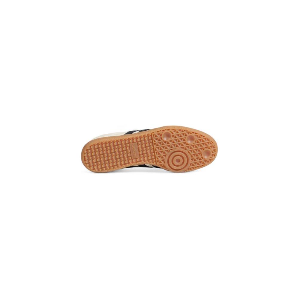 Sole view of Adidas men's cream leather sneaker from Fall/Winter collection, featuring a durable grip pattern.