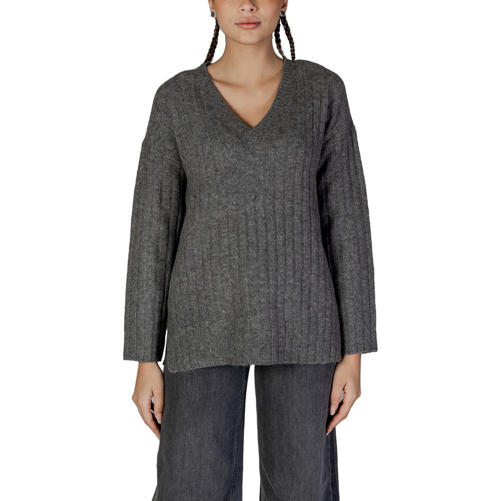 Women's gray acrylic sweater from Vila Clothes, featuring a ribbed design, suitable for fall/winter. Made from 76% acrylic, 21% recycled polyester.