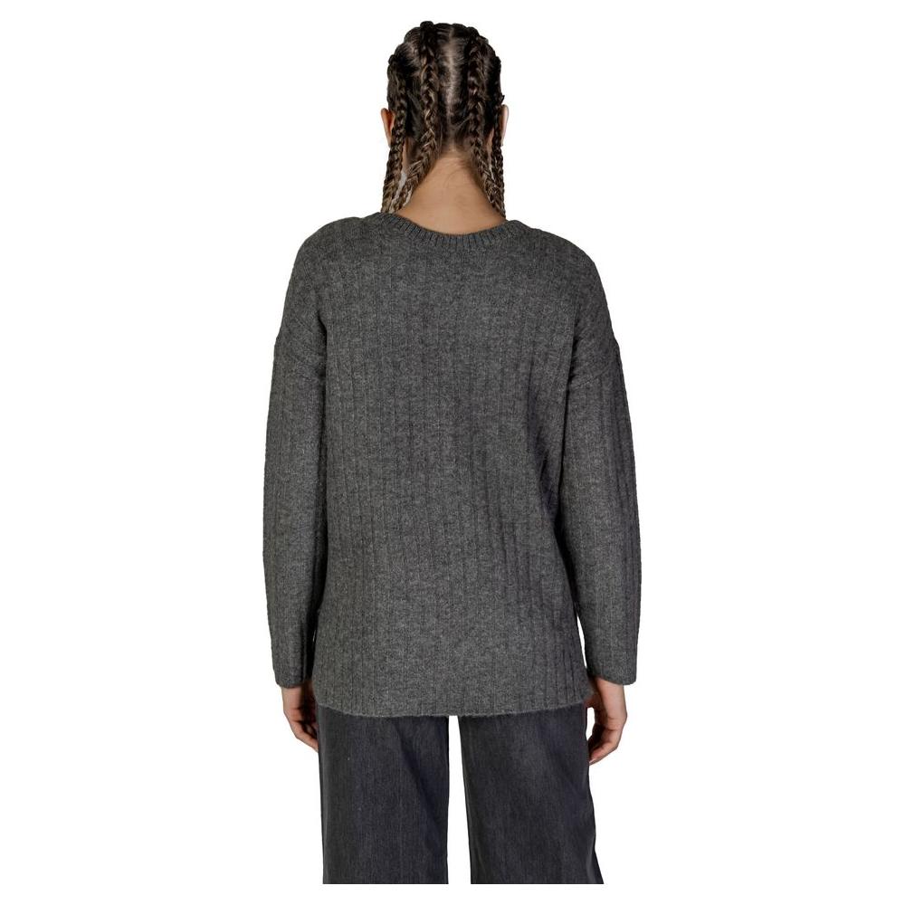 Back view of women's Vila gray acrylic sweater, fall/winter collection, featuring ribbed design, made with 76% acrylic, 21% recycled polyester.