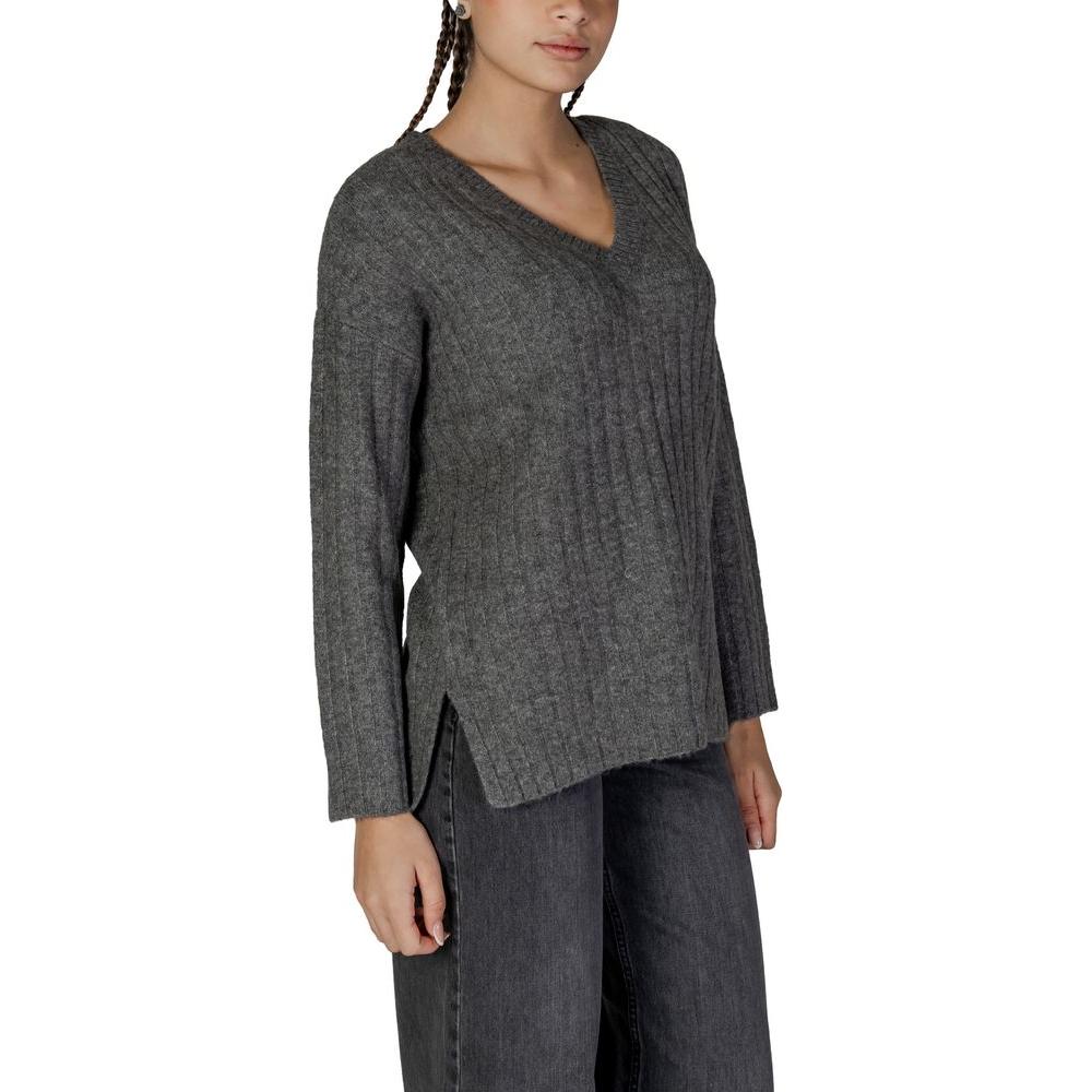 Vila Clothes gray acrylic sweater for women, fall/winter collection, featuring soft knit with recycled polyester and spandex blend.
