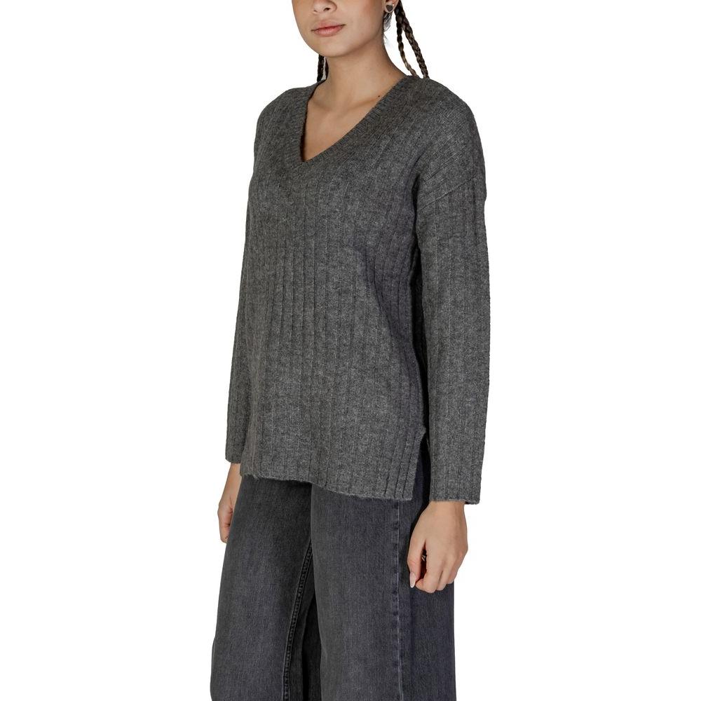 Vila Clothes women's gray acrylic sweater, fall/winter collection, featuring a recycled polyester and spandex blend for comfort.