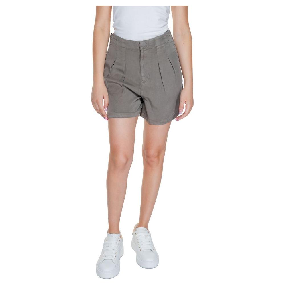 Vero Moda gray women's shorts made from 100% Lyocell for spring/summer collection, showcasing casual style with comfortable fit.