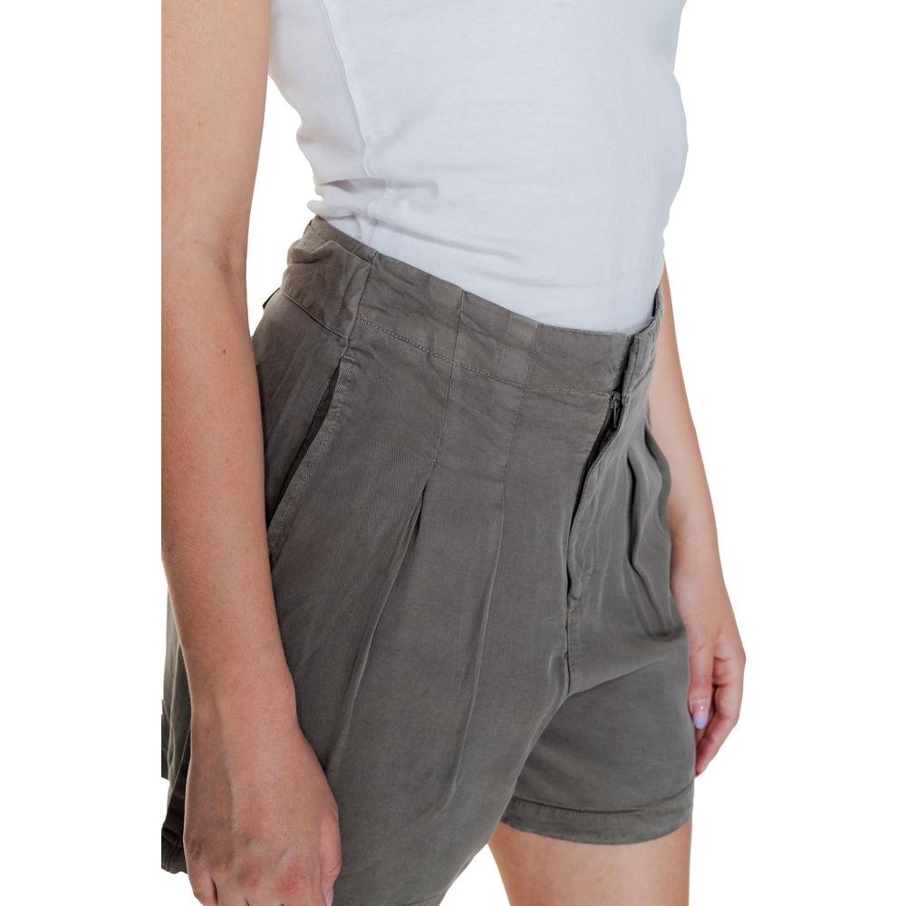 Woman wearing Vero Moda gray Lyocell shorts, perfect for spring and summer, featuring 100% Lyocell composition for comfort and style.