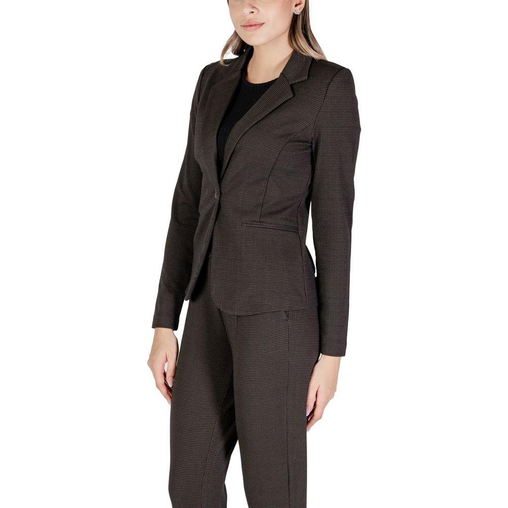 Woman wearing ICHI brown polyester suit and blazer for fall-winter collection, 68% polyester, 27% viscose, 5% elastane.