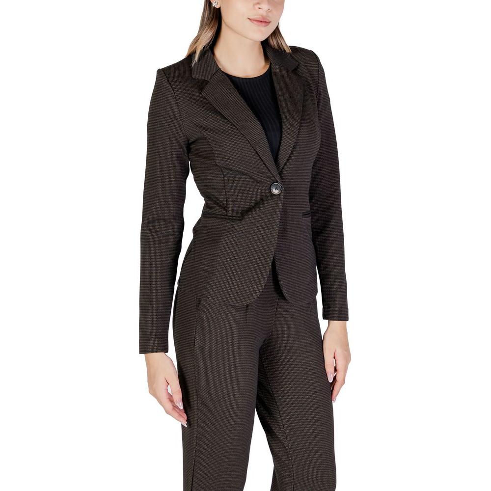 Women wearing ICHI brown polyester blazer from fall/winter collection, composition 68% polyester, 27% viscose, 5% elastane.
