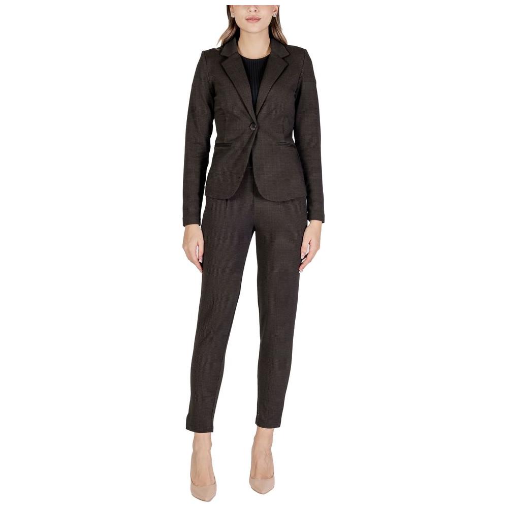 Alt Tag: ICHI women's brown polyester blazer and suit set for fall/winter, featuring a blend of polyester, viscose, and elastane.