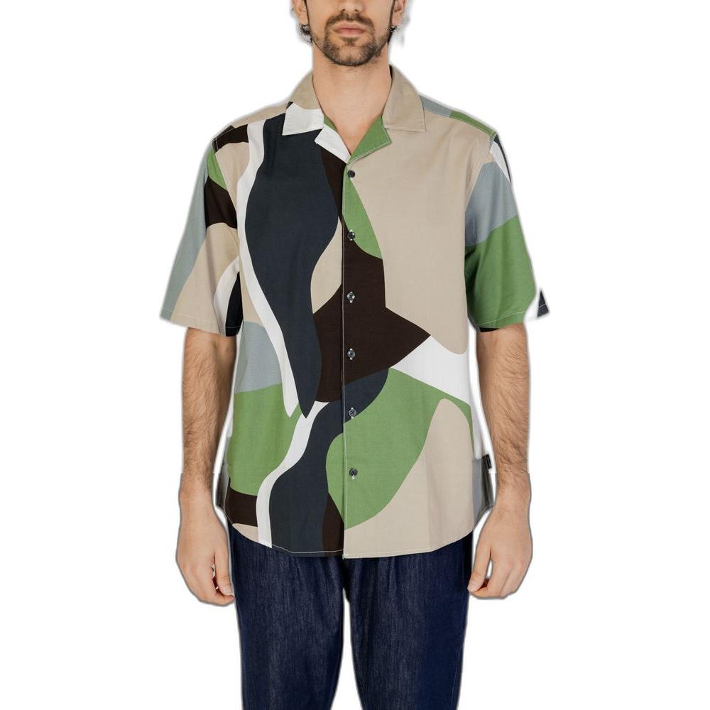 Only & Sons green cotton shirt with abstract pattern, short sleeves, suitable for spring/summer collection, worn by model.