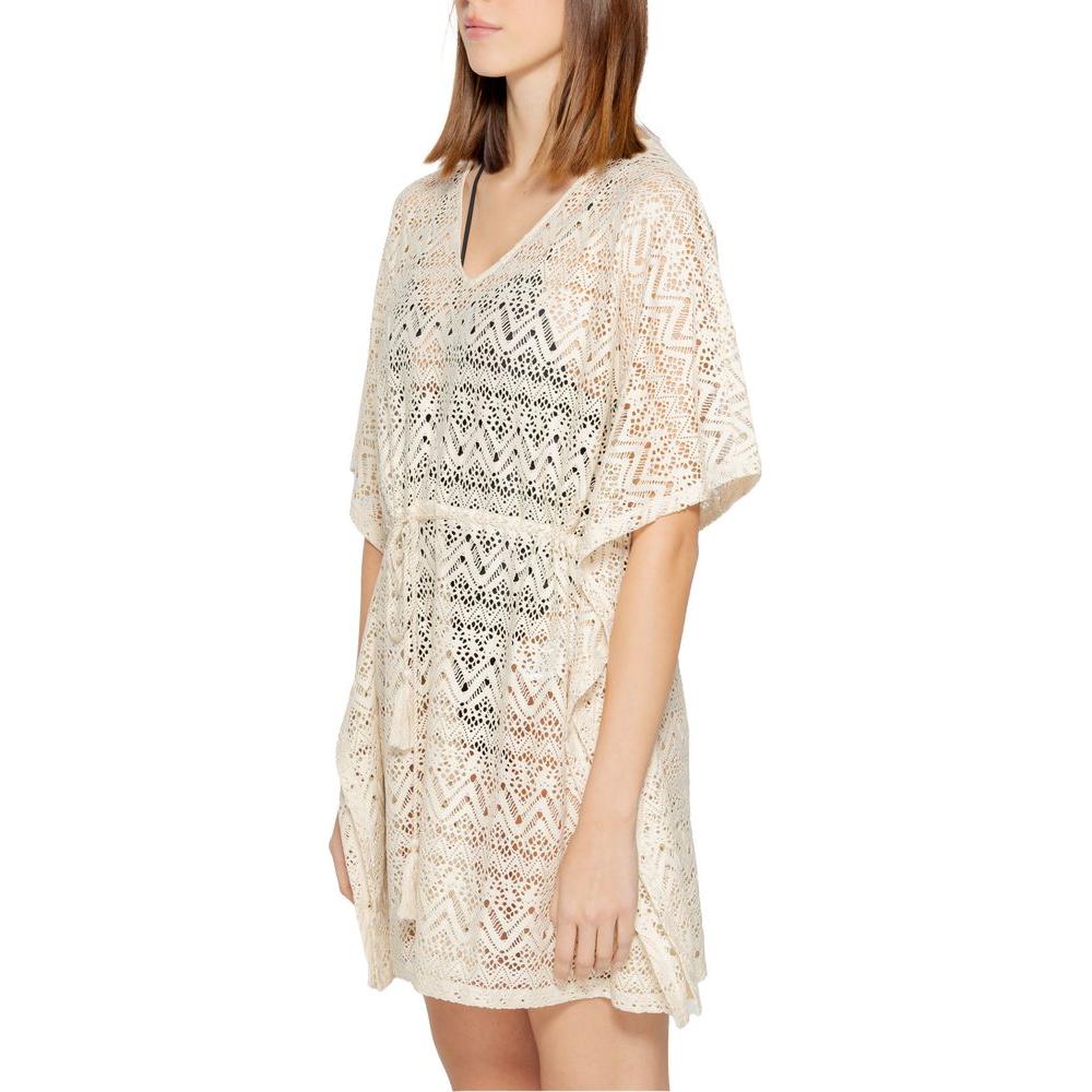 Vero Moda beige short dress for women, spring/summer collection, made of 95% polyester and 5% elastane, stylish and elegant design.