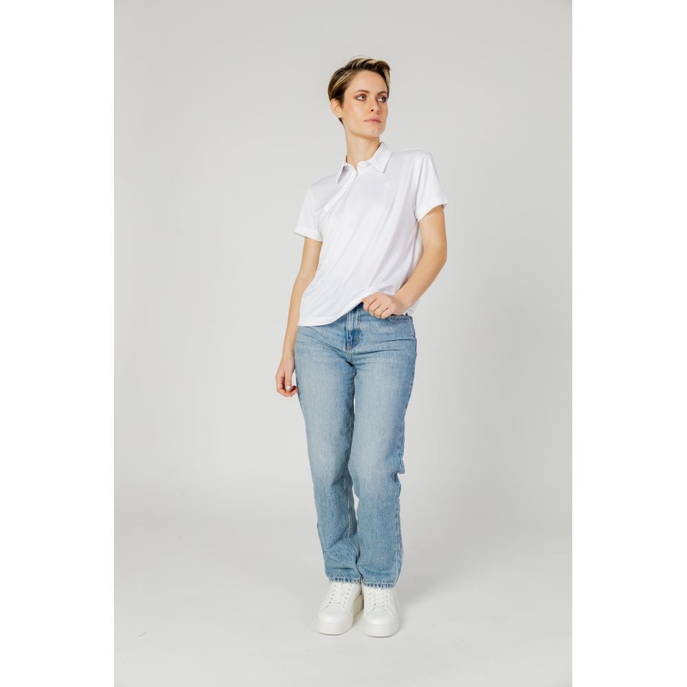 Woman wearing Blauer white polyester T-shirt and jeans, from the spring/summer collection; casual women's fashion clothing.