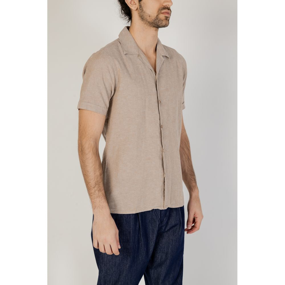 Hamaki-Ho beige linen short-sleeve shirt for men, spring/summer collection, 55% linen, 45% cotton, modeled with jeans.