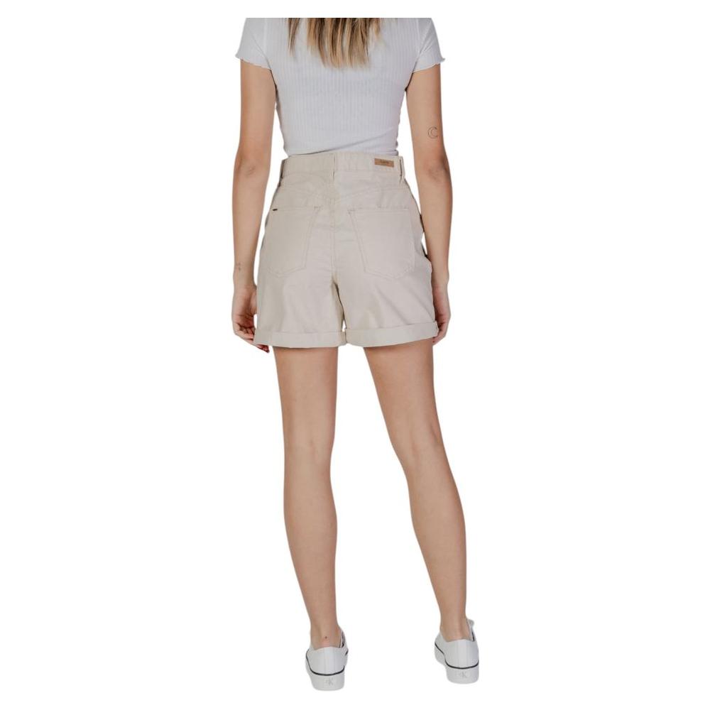 Back view of B.Young beige cotton shorts for women, part of the Spring/Summer collection, showcasing 100% cotton material.