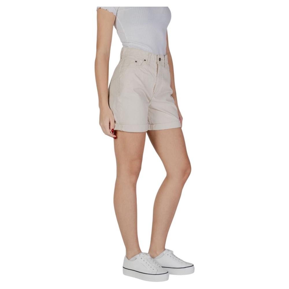 Woman wearing B.Young beige cotton shorts, perfect for spring/summer. Features 100% cotton material and stylish design.