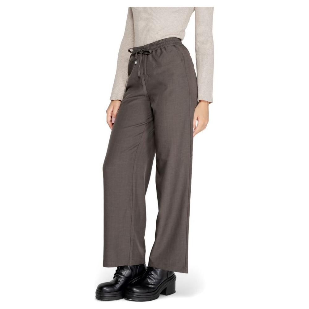 Women's gray polyester pants for fall and winter, featuring 98% polyester and 2% elastane for comfort and style.