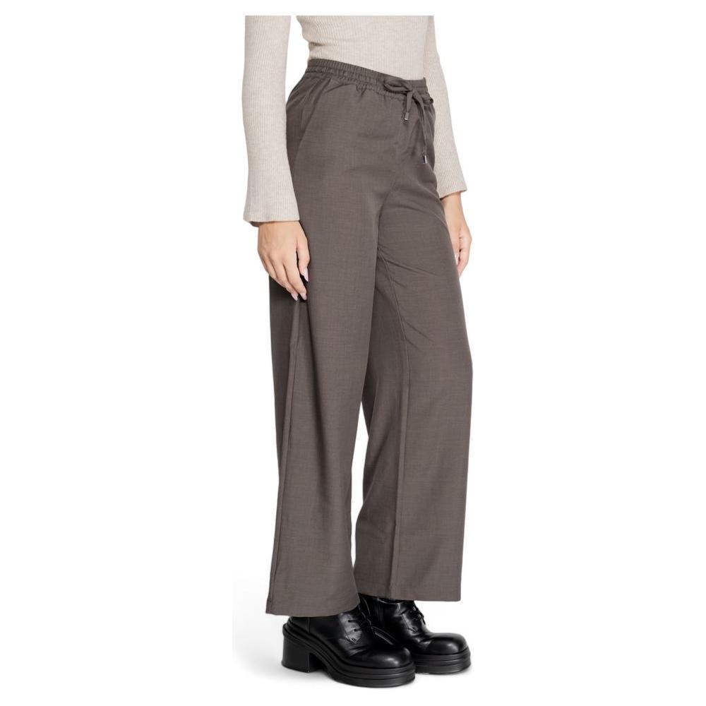 Women's fall/winter gray polyester pants, comfortable fit with 98% polyester and 2% elastane, ideal for stylish and modern outfits.