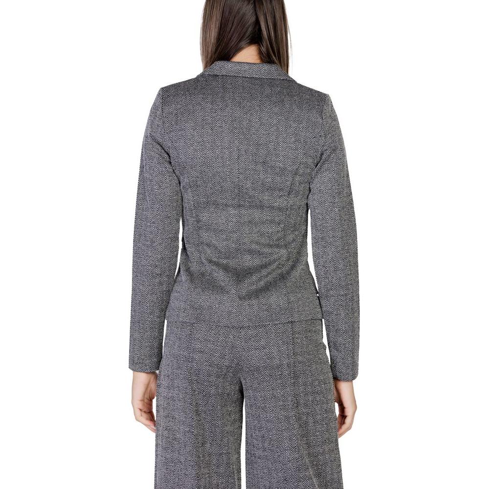 Back view of ICHI women's black polyester blazer from the Fall/Winter collection, showcasing stylish tailoring and elegance.