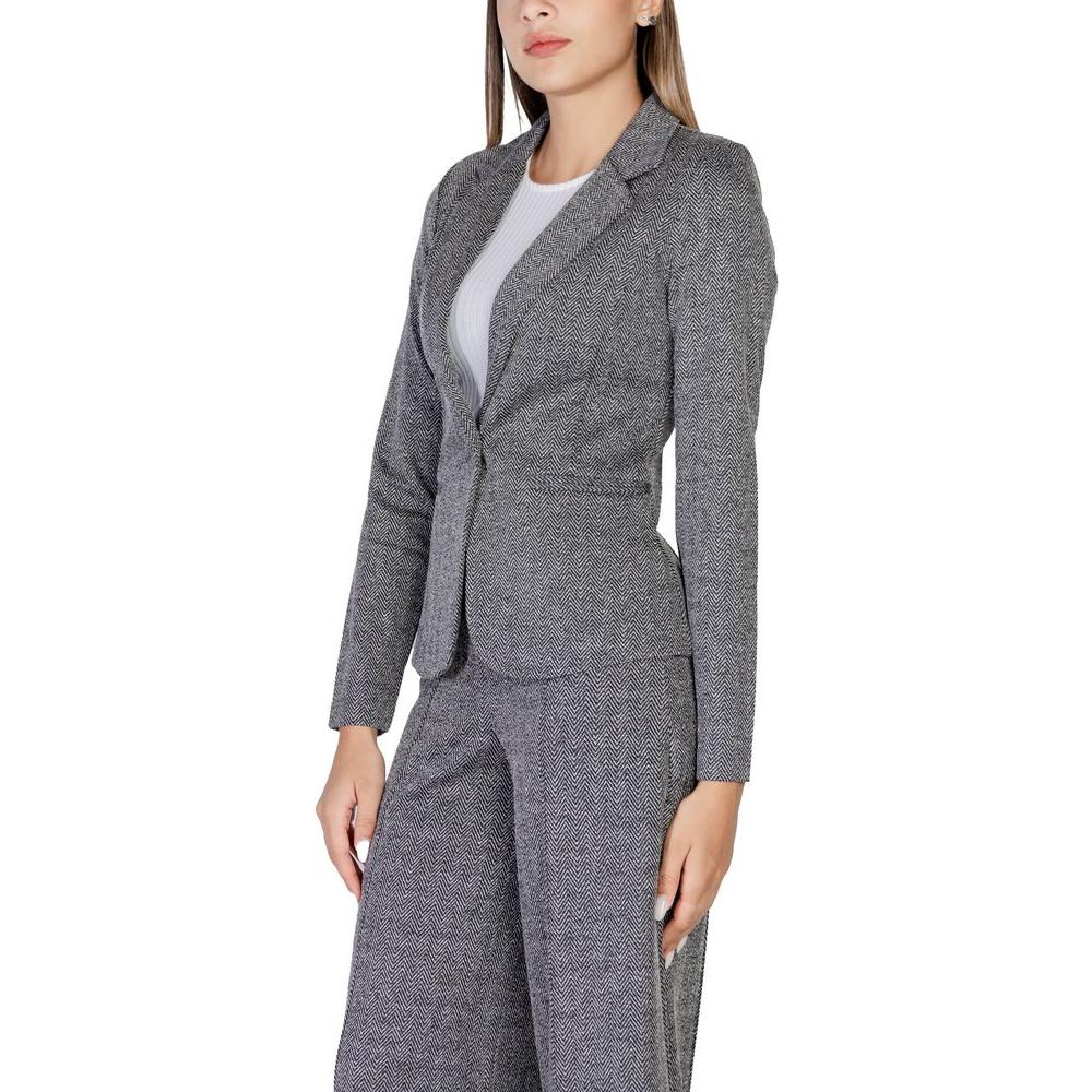 Woman wearing ICHI black polyester blazer and suit, fall/winter collection, composed of 73% polyester, 25% viscose, 2% elastane.