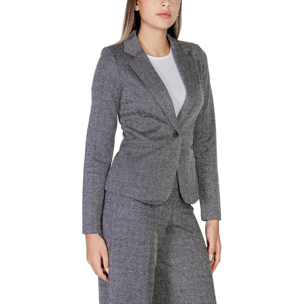 ICHI women's black blazer, part of the fall/winter collection, made with polyester, viscose, and elastane for a stylish look.