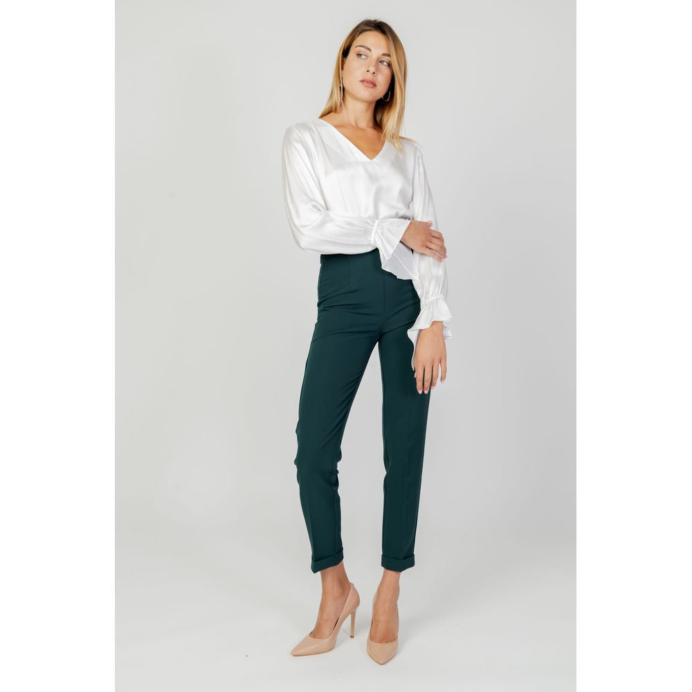 Woman wearing Sandro Ferrone green polyester cigarette pants, autumn/winter collection. 90% polyester, 10% elastane.