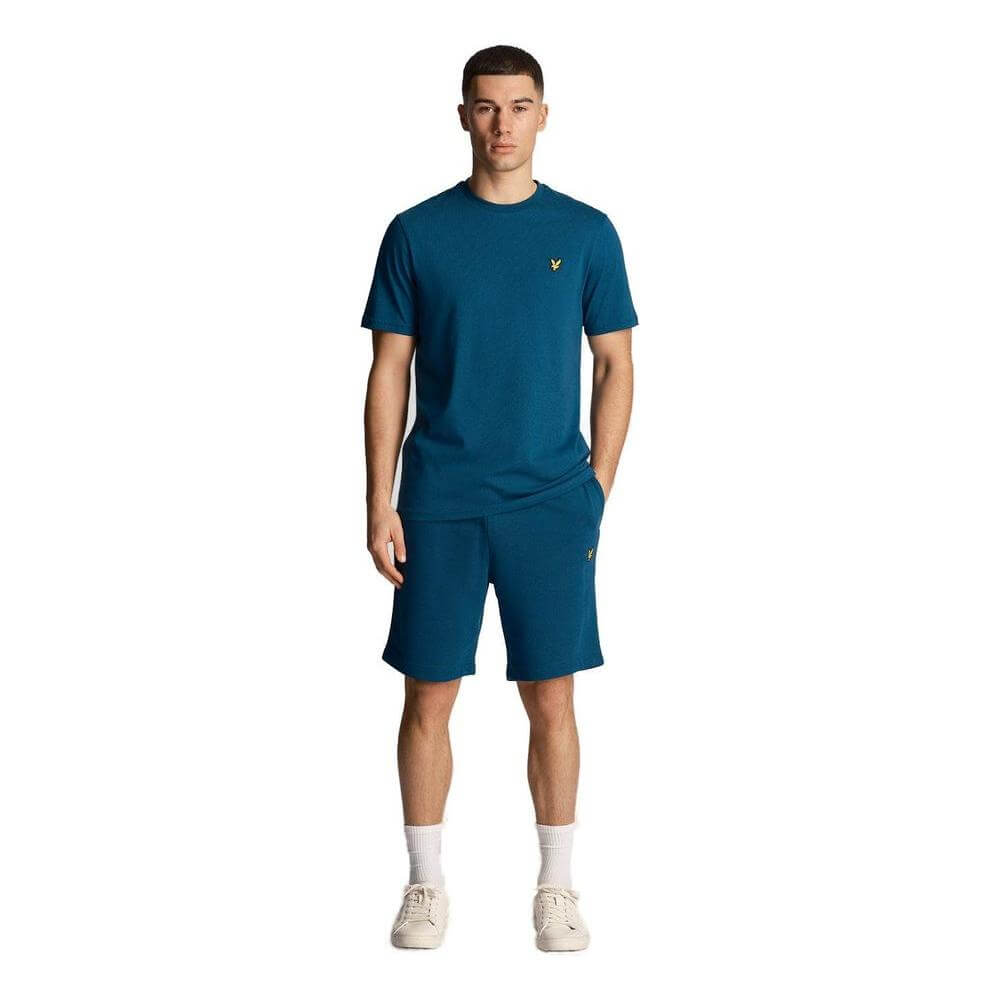 Man wearing Lyle & Scott black cotton short, part of the men's Bermuda collection for fall/winter, made from 100% cotton.