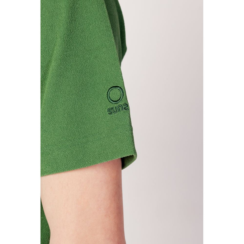 Close-up of a green Suns polyester T-shirt sleeve with logo, ideal for men's spring/summer fashion.