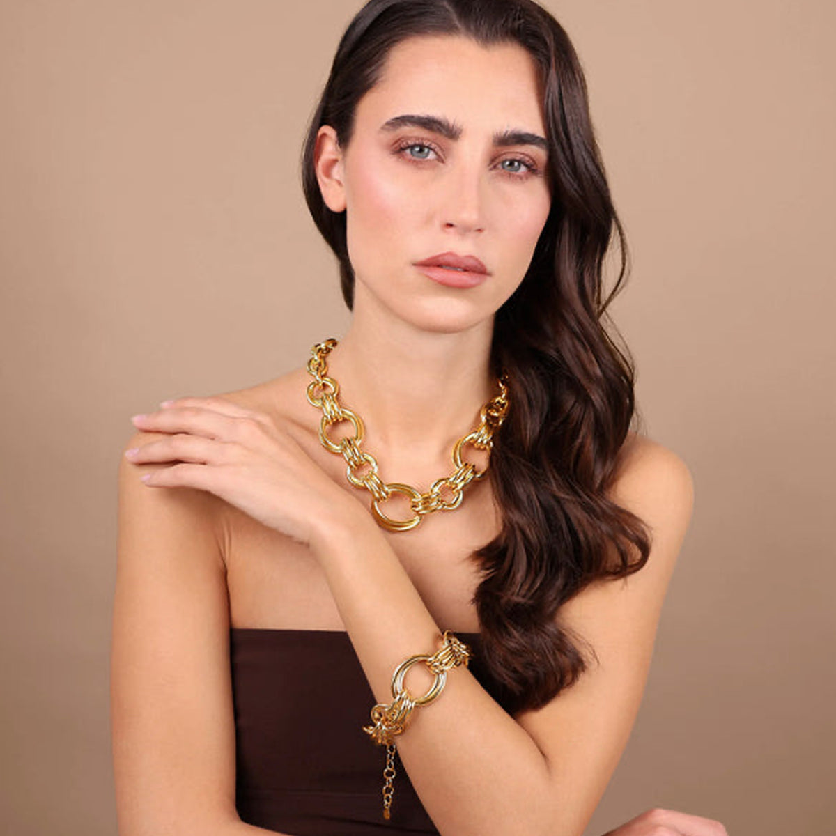 Model wearing ETRUSCA JEWELS JEWELRY Mod. WSET00893.YG gold chain necklace and bracelet set.