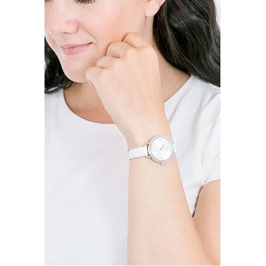 Woman wearing a white GUESS Mod. GW0099L1 silver 925° necklace with quartz analog movement and mineral dial. Water resistant 5 ATM.