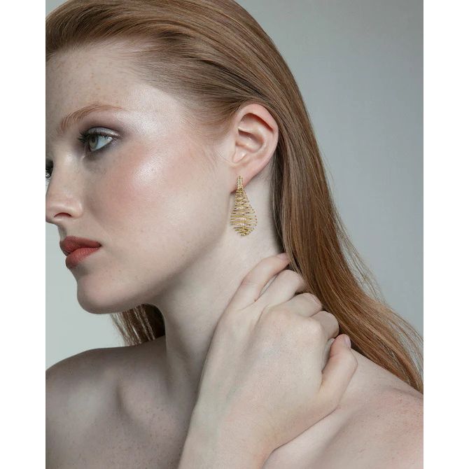 Woman wearing VICEROY JEWELS Mod. 2318E100-30 earrings, silver 925°, elegant design.