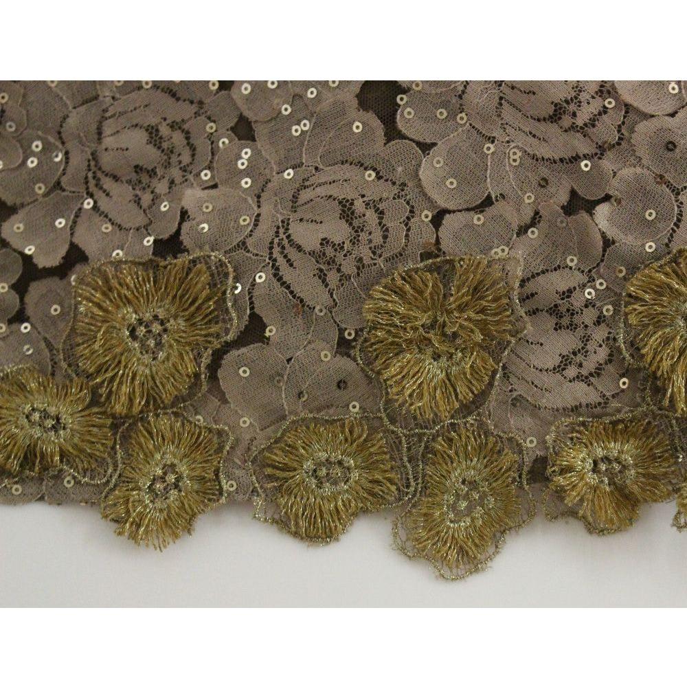 精致的金色蕾丝长裙配水晶