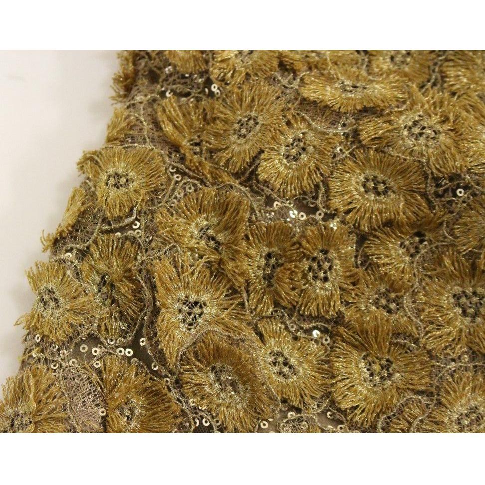 精致的金色蕾丝长裙配水晶