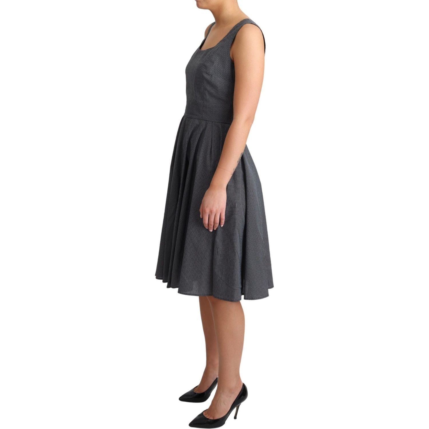 فستان دولتشي آند غابانا الأنيق بدون أكمام وبتصميم منقط على شكل حرف A