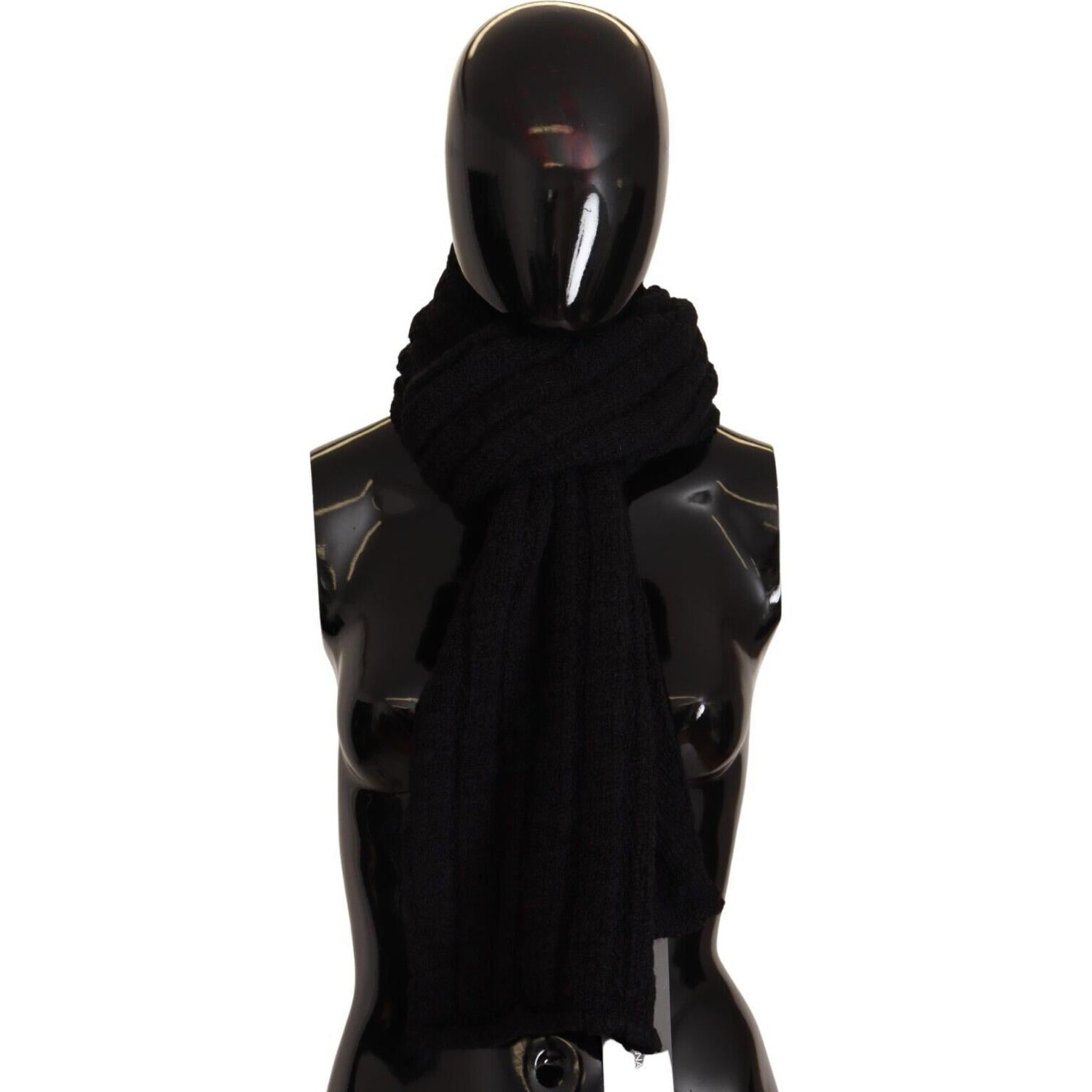 优雅释放黑色羊毛围巾