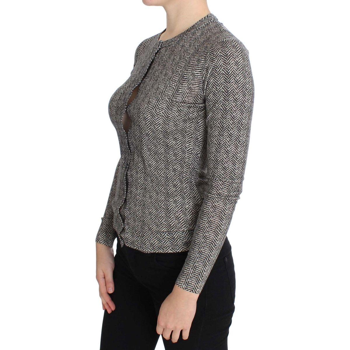 优雅的黑白羊毛开衫