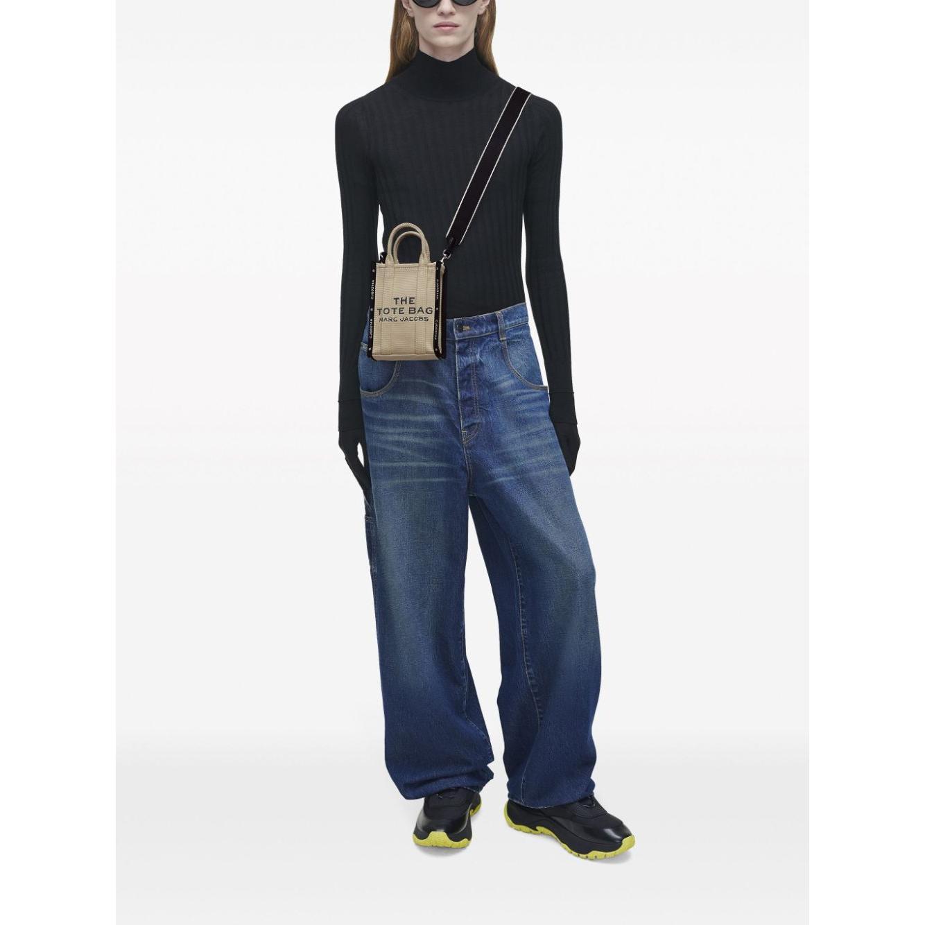 Front view with bag zipped and handles upright.