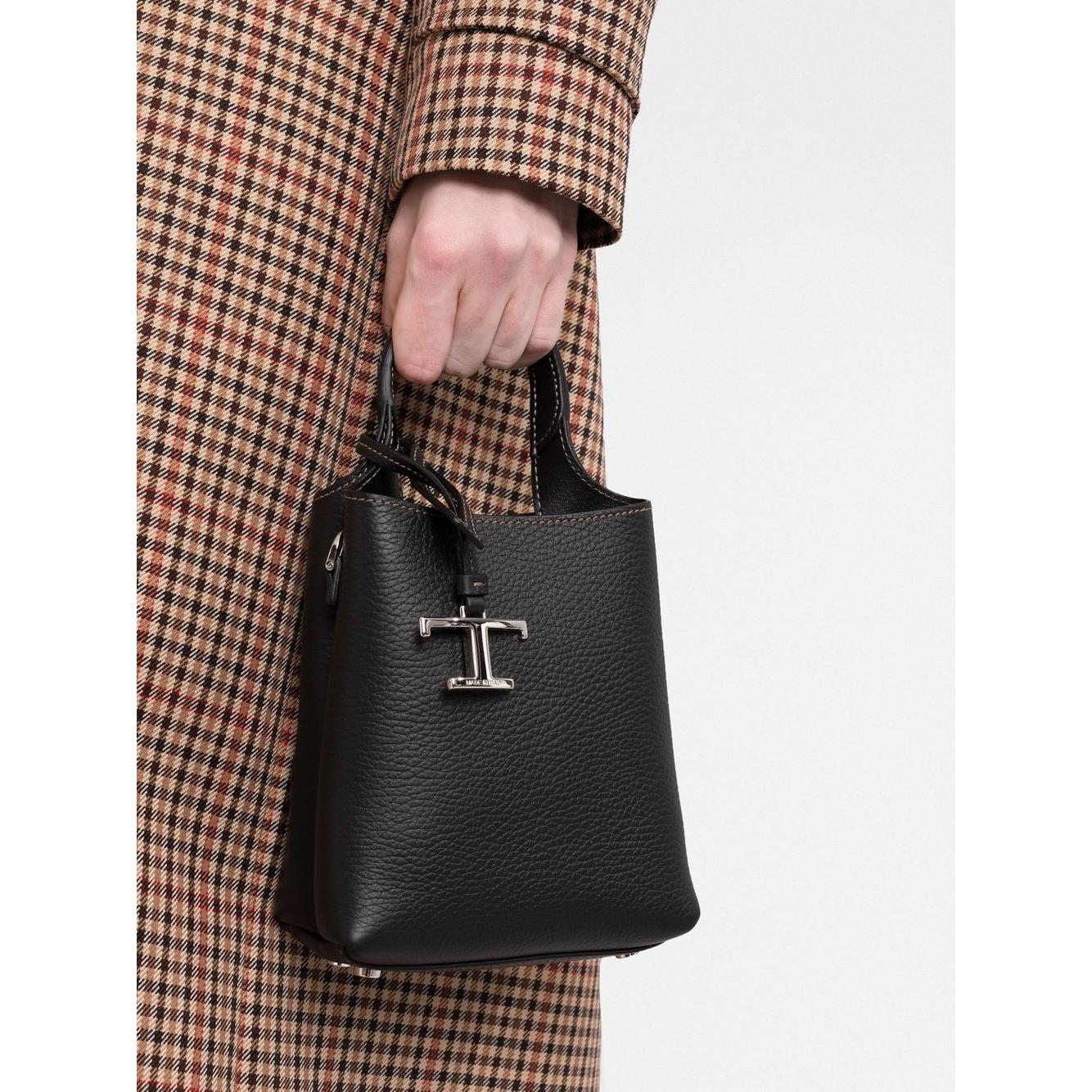Front view with bag zipped and handles upright.