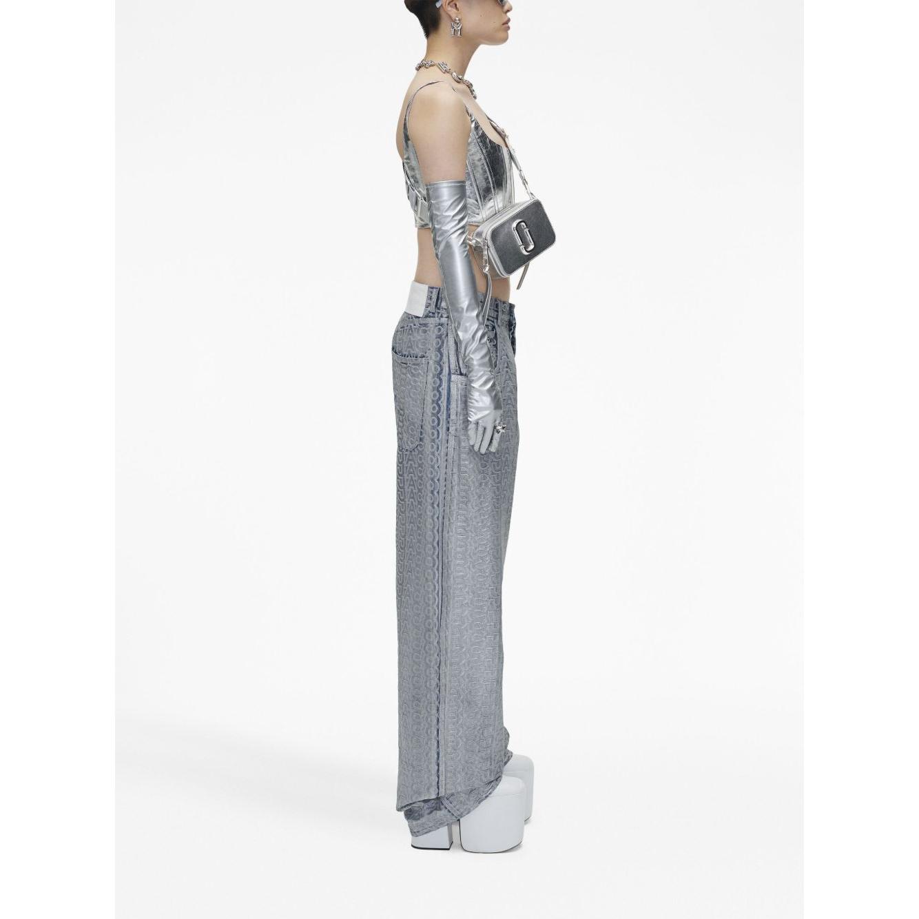 Front view with bag zipped and handles upright.