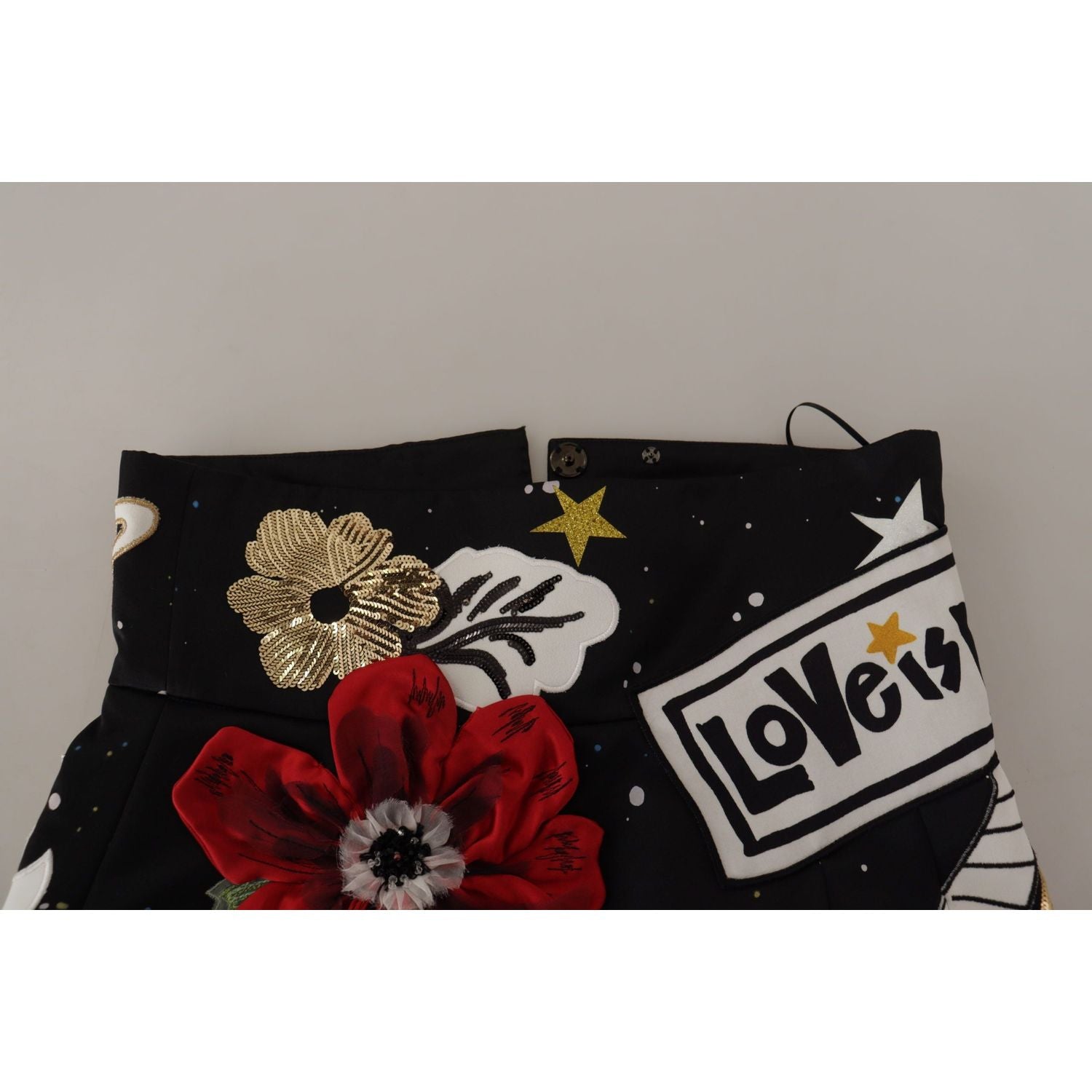 高腰 A 字形缀饰黑色半身裙