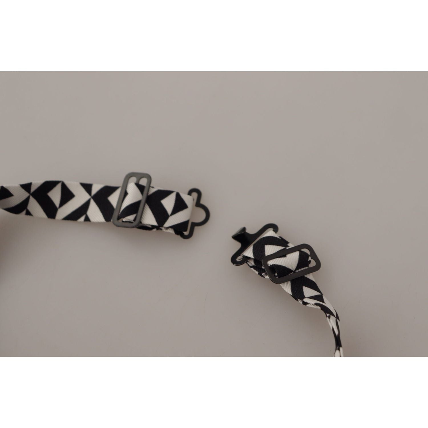 优雅的真丝黑色领带，适合时尚绅士