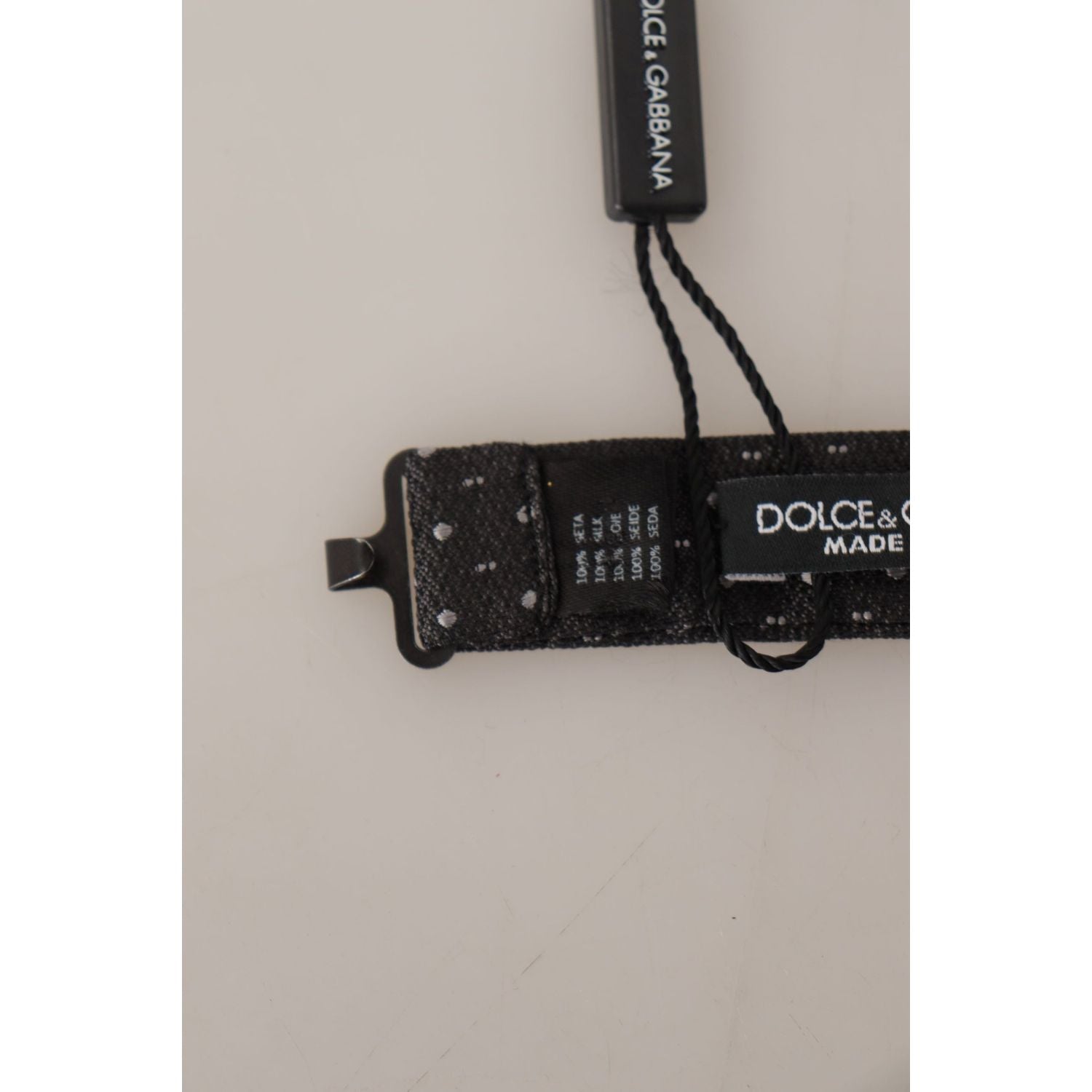 ربطة عنق من الحرير بتصميم أنيق من دولتشي آند غابانا