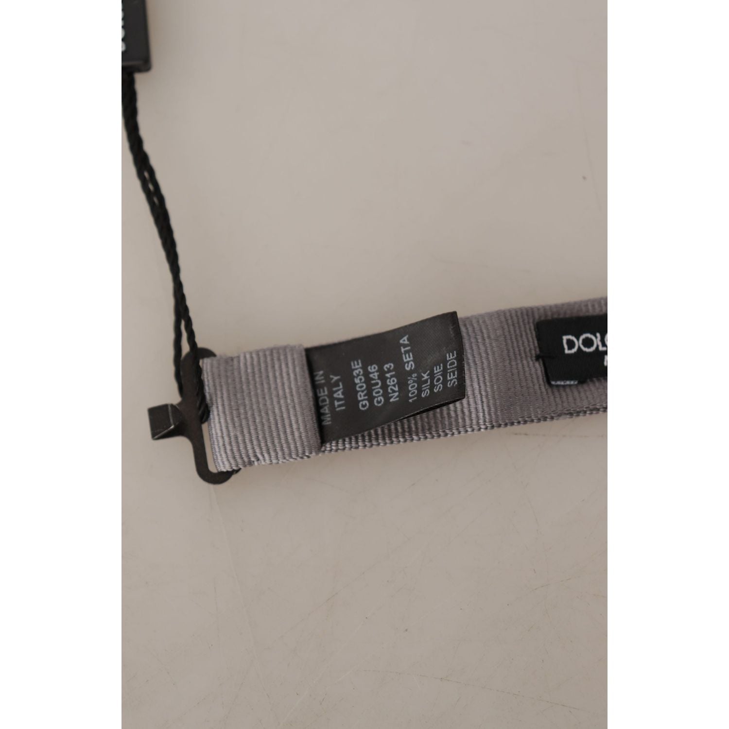 优雅的灰色丝绸领结