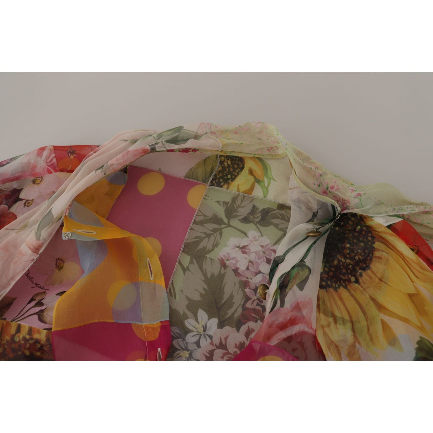 بلوزة دولتشي آند غابانا متعددة الألوان من الحرير بياقة أسكوت