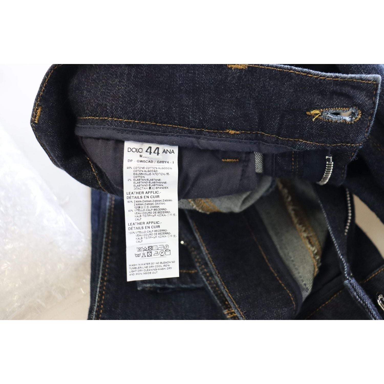 دولتشي آند غابانا - ارتقِ بمظهرك الجينز مع بنطلون جينز ضيق بخصر مرتفع