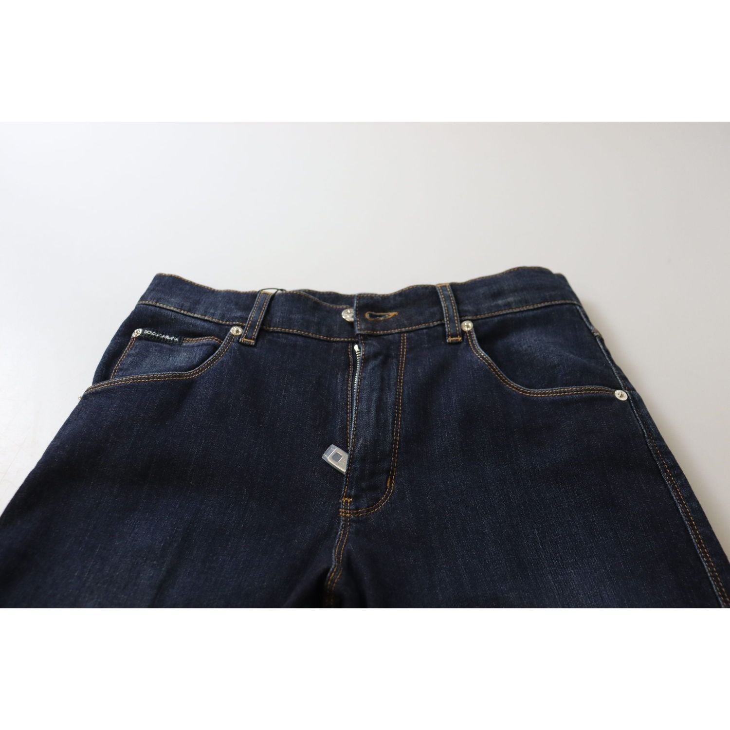 دولتشي آند غابانا - ارتقِ بمظهرك الجينز مع بنطلون جينز ضيق بخصر مرتفع