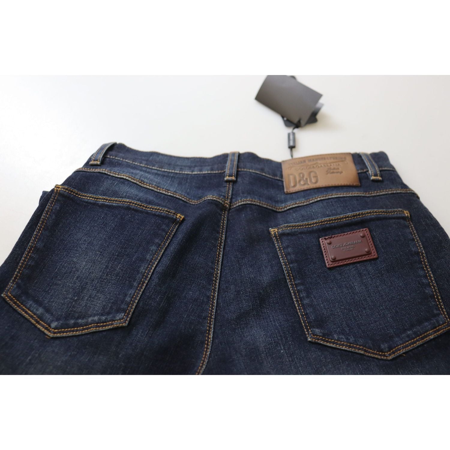 دولتشي آند غابانا - ارتقِ بمظهرك الجينز مع بنطلون جينز ضيق بخصر مرتفع