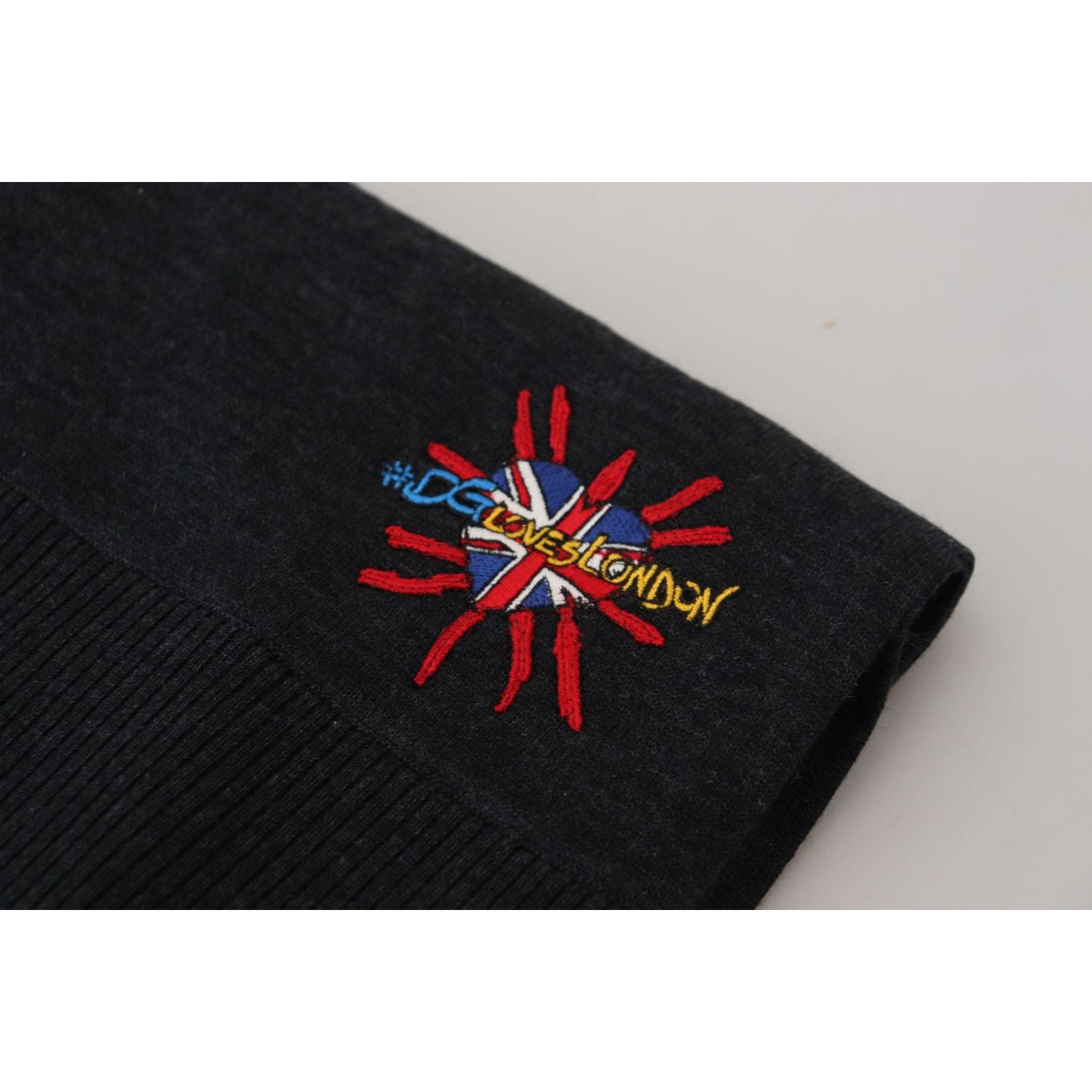 وشاح من الصوف الأسود الأنيق من دولتشي آند غابانا