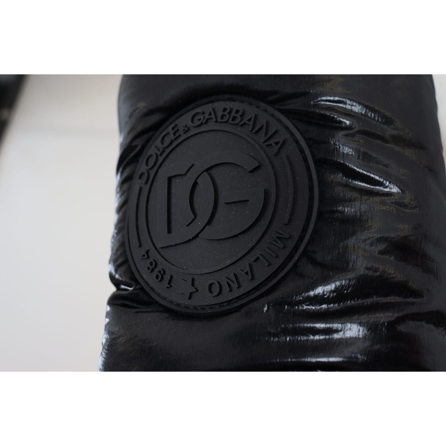 حذاء دولتشي آند غابانا الأنيق بطول منتصف الساق باللون الأسود من البوليستر