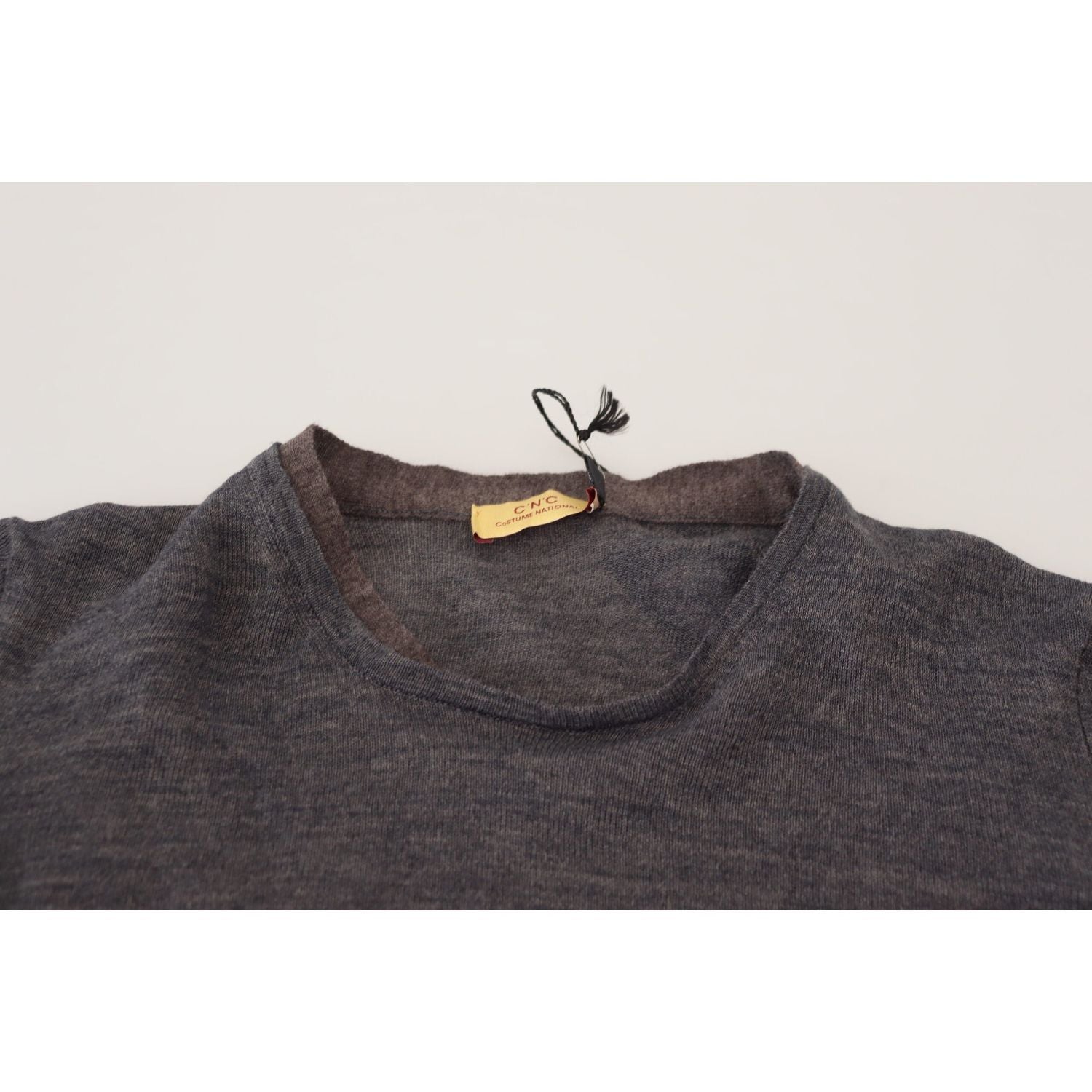 سترة صوفية برقبة دائرية رمادية أنيقة من إنتاج شركة كوستيوم ناشيونال