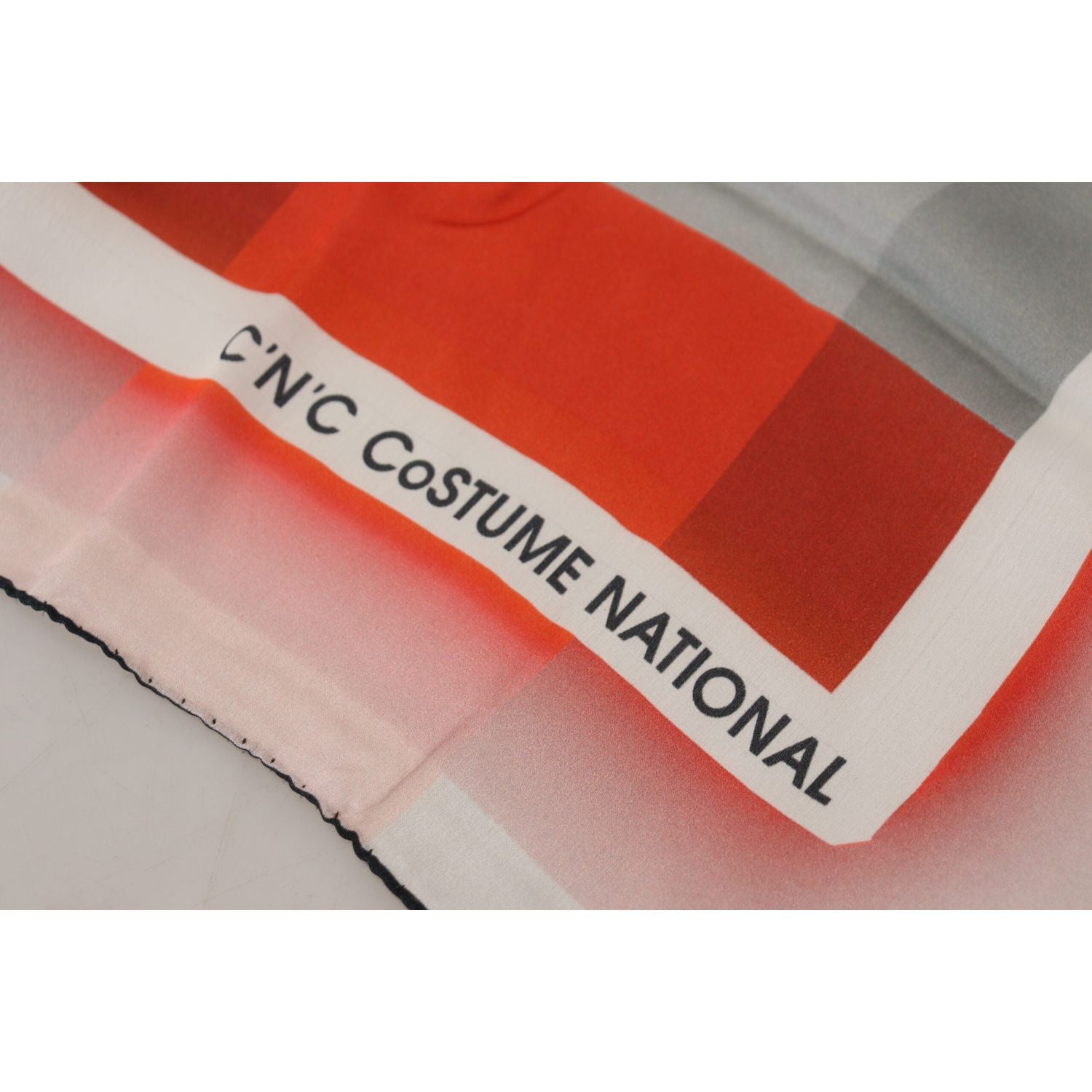 وشاح حريري منقوش أنيق من الزي الوطني