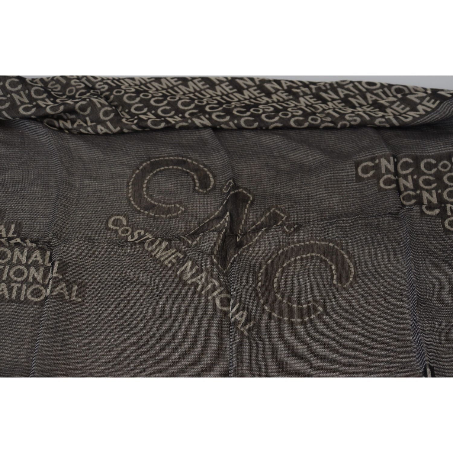 وشاح من الحرير والفيسكوز بتصميم وطني أنيق