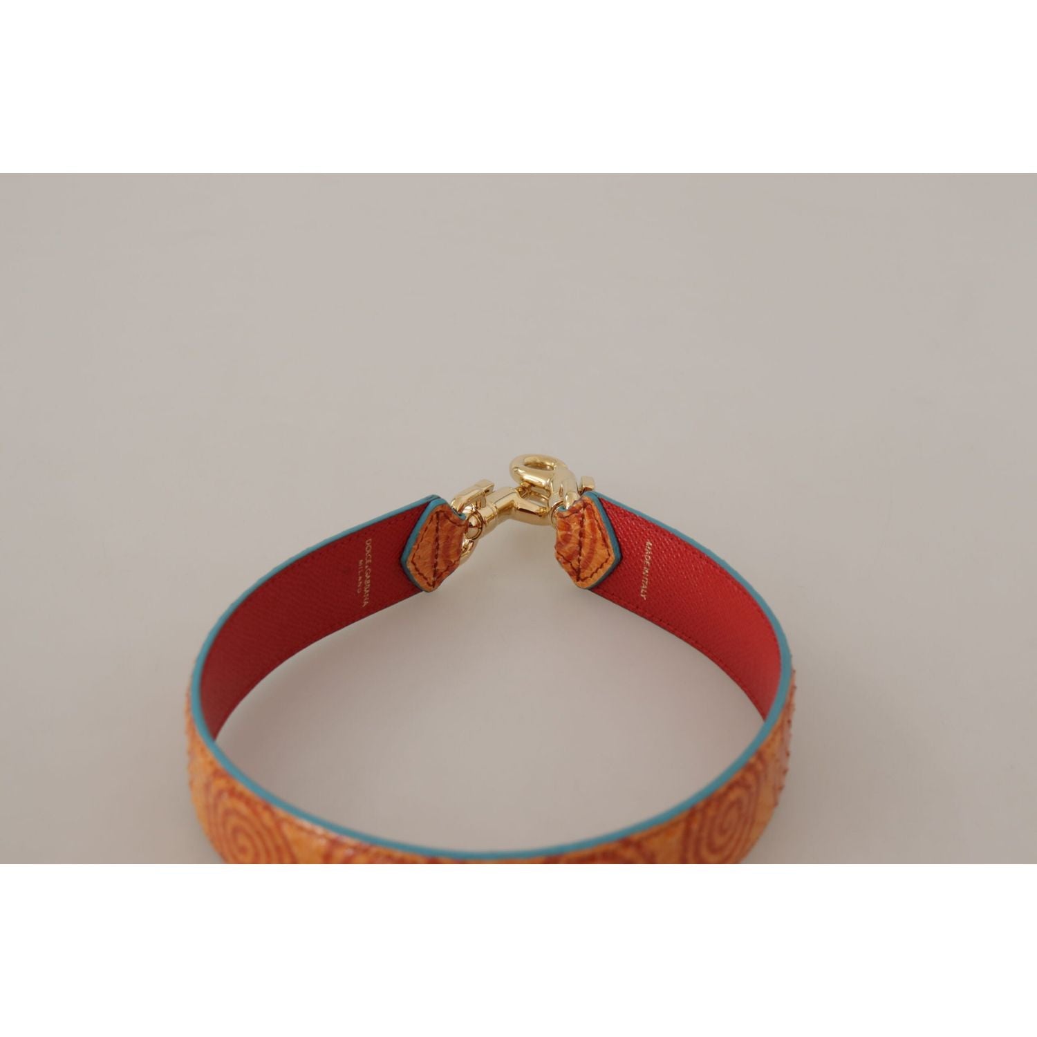 别致的橙色皮革肩带配件