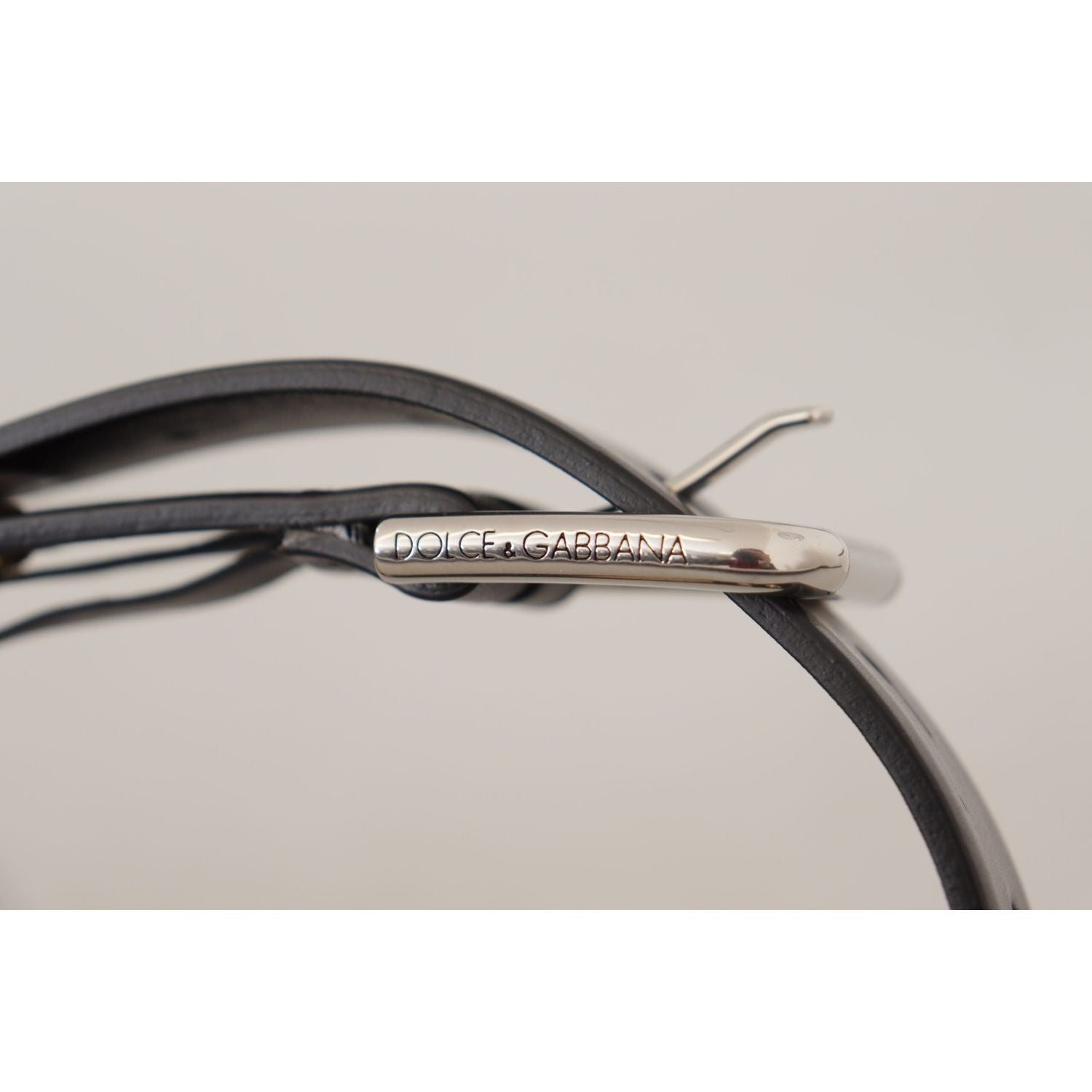 带雕刻扣的时尚黑色皮带